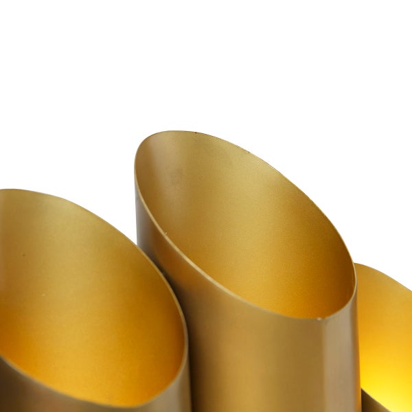 Detailansicht einer goldenen Lampe