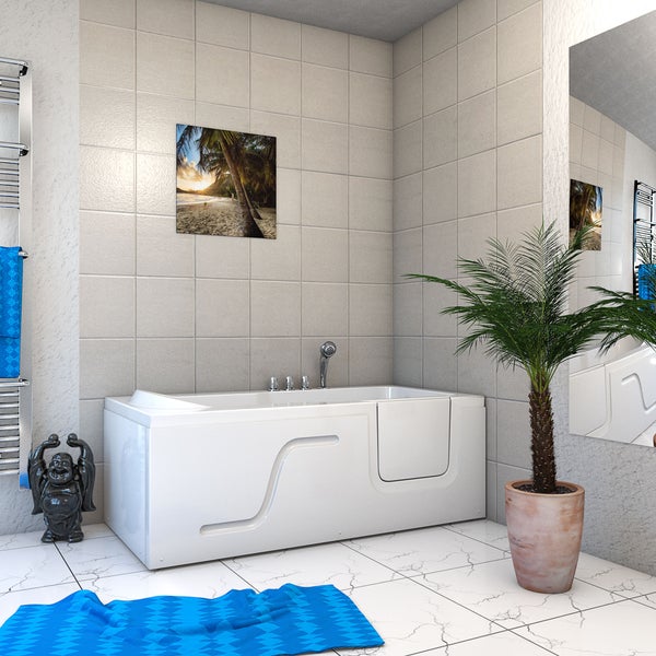 Badezimmer mit Badewanne, Handtuchwärmer, Dekofigur, Palme und Strandbild