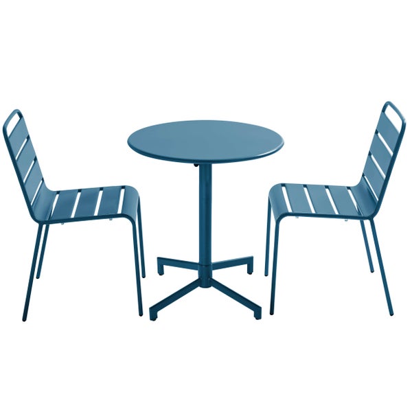 Hellgrünes Gartenmöbel-Set aus Metall mit einem quadratischen Tisch und acht Armlehnenstühlen im Latten-Design.