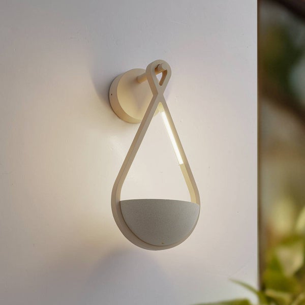 Moderne LED-Wandleuchte in Tropfenform mit integriertem Leuchtmittel und halbrunder Schale.