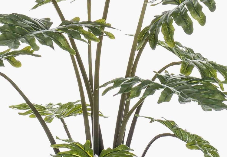 Künstliche Pflanze im schwarzen Topf mit grünen, gezackten Blättern.