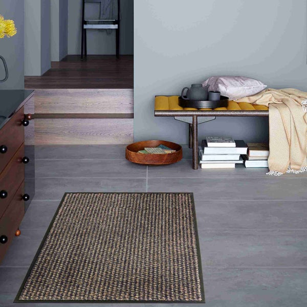 Innenraumansicht mit Fußmatte, Bank, Dekoration und Treppe