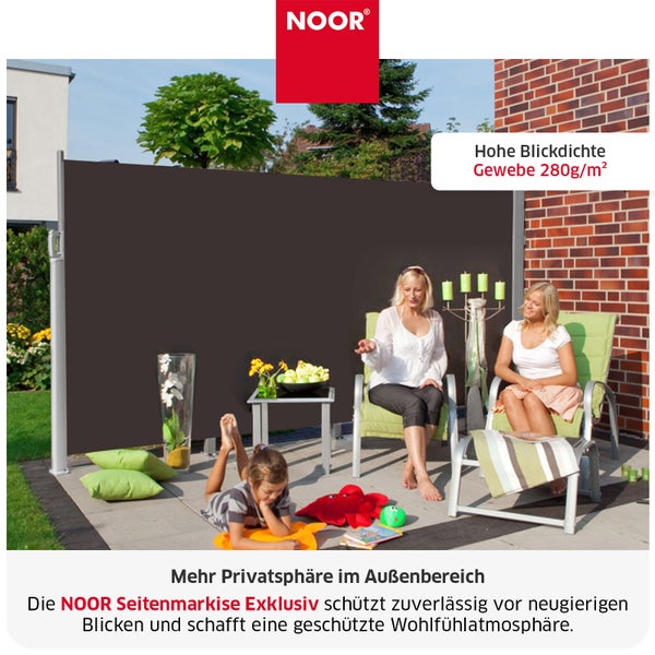 Noor Seitenmarkise Exklusiv als Sichtschutz auf einer Terrasse mit zwei Frauen und einem Kind.
