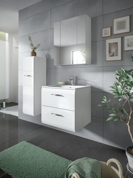 Modernes weißes Badezimmermöbel-Set mit Waschtischunterschrank, Waschbecken, Spiegelschrank und Hochschrank an einer grauen Fliesenwand.