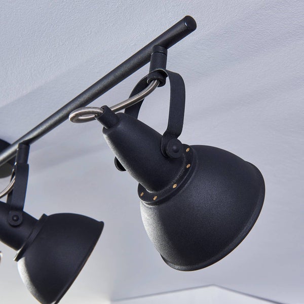 Schwarze Schienenleuchte an der Decke