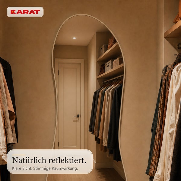 Großer asymmetrischer Wandspiegel in organischer Form, montiert in einem begehbaren Kleiderschrank mit Kleiderstangen und Regalfächern, Karat Logo.
