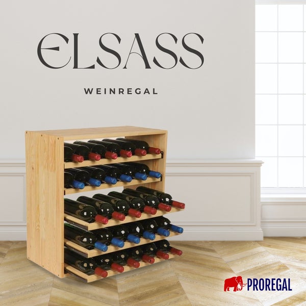 Weinregal Elsass aus hellem Holz, befüllt mit Weinflaschen, stehend auf einem Parkettboden.