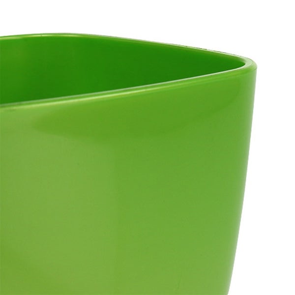 Innenansicht eines grünen quadratischen Pflanztopfs aus Kunststoff mit erhöhtem Boden.