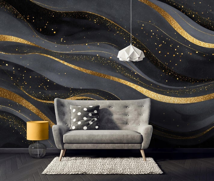 Dekoratives Wohnzimmer mit Sessel, Lampe und gemusterter Tapete für eine stilvolle Einrichtung.