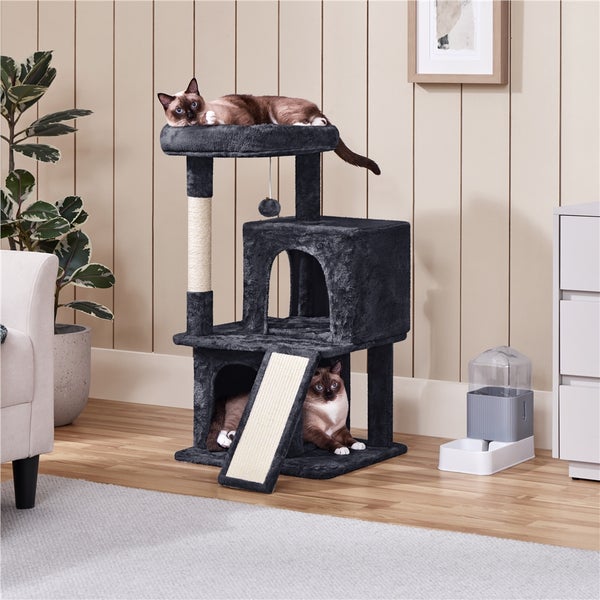 Katzenkratzbaum mit zwei Katzen in einem hellen Raum