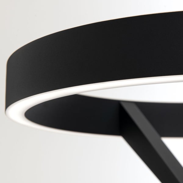 Detailaufnahme einer ringförmigen LED-Leuchte mit schwarzem Rahmen und hellem Lichtband