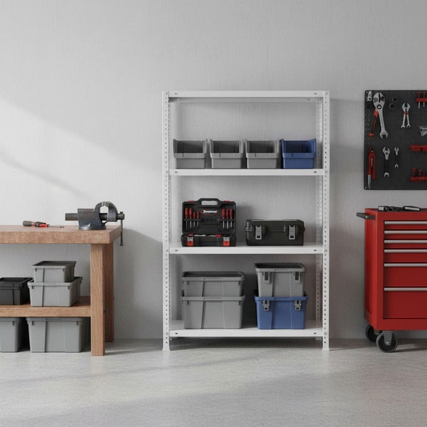 Weißes Metallregal in organisierter Werkstatt mit Lagerboxen und Werkzeugkoffern, neben einer hölzernen Werkbank und einem roten Werkzeugwagen.