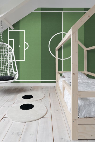 Kinderzimmer mit Holzhausbett, Hängesessel und Fussballfeld Tapete
