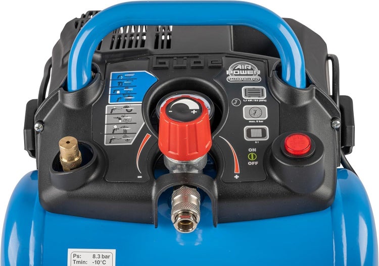 Nahaufnahme des Bedienfelds eines Güde Kompressors mit Druckregler, Manometer, Ein- und Ausschalter und Schnellkupplung.
