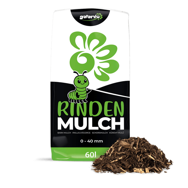 Galamio Rindenmulch, Körnung 0 bis 40 Millimeter, 60 Liter Sack, vor einem Haufen Rindenmulch.