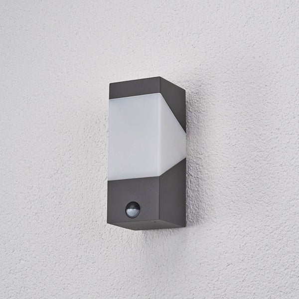 Lucande Wandleuchte außen Kiran mit Bewegungsmelder (spritzwassergeschützt (Modern) in Schwarz aus Aluminium (1 flammig, E27) - Wandlampe für Außenwand/Hauswand Haus Terrasse und Balkon