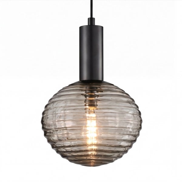 Pendelleuchte mit geripptem Schirm aus Rauchglas und schwarzer Metallfassung, beleuchtet mit warmem Licht.