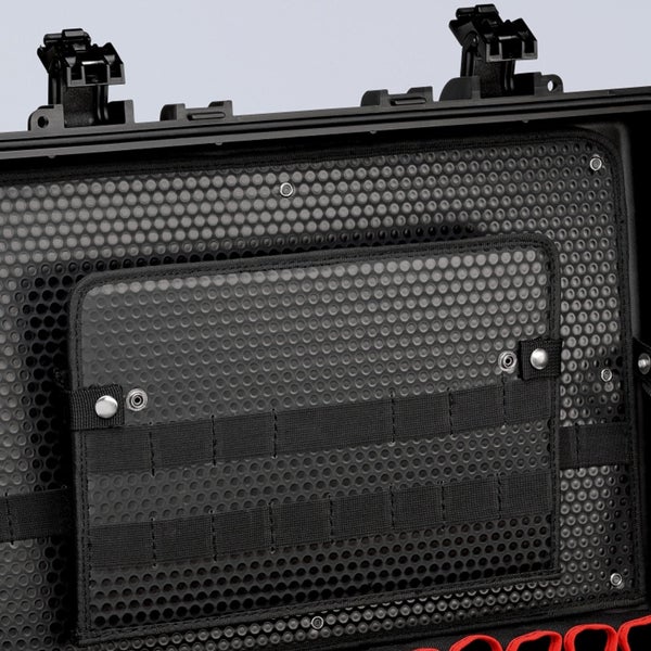 Detailansicht einer schwarzen Werkzeugkiste mit Fächern und Halterungen