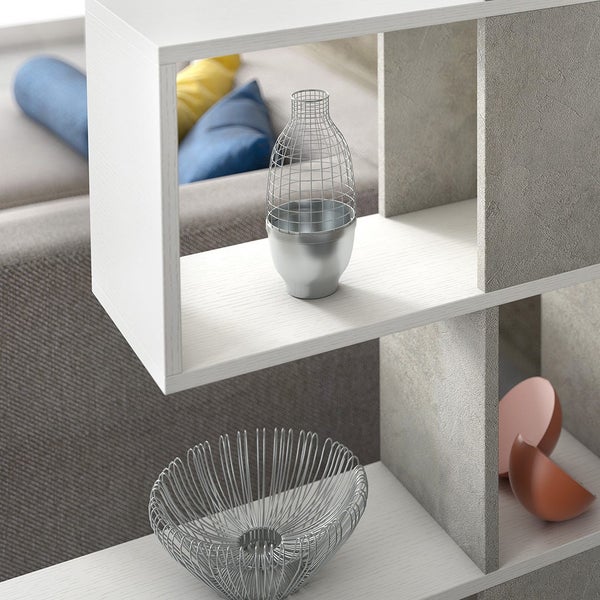 Regal mit dekorativen Schalen und einer Metallvase