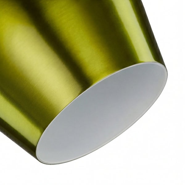 Nahaufnahme eines grünen Lampenschirms mit weißer Innenseite