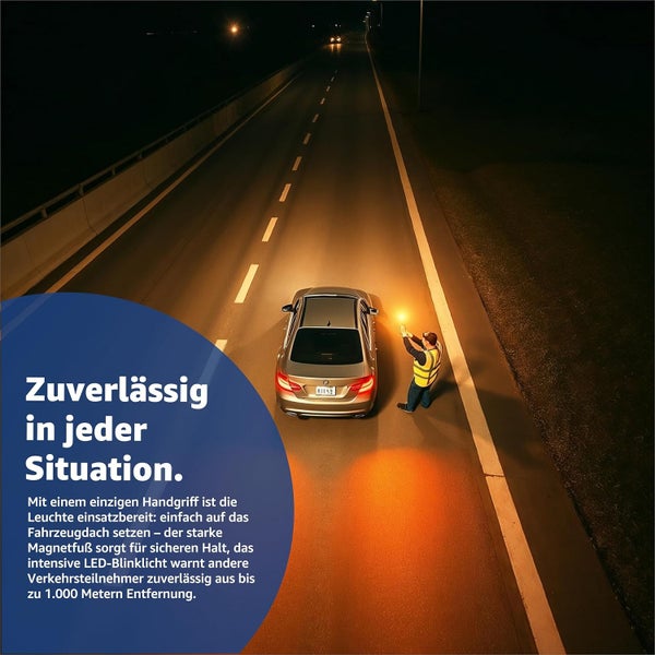 Szene auf einer dunklen Straße mit einem Auto und einer Person in Sicherheitsweste, die eine Warnleuchte hält