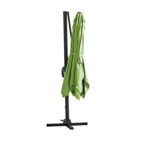 Geschlossener Ampelschirm in Grün mit schwarzem Gestell und Standkreuz.