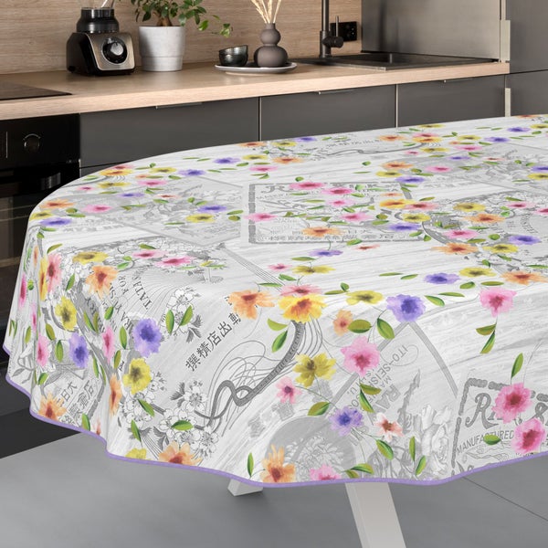 Runde Tischdecke mit Blumenmuster auf einem Küchentisch.