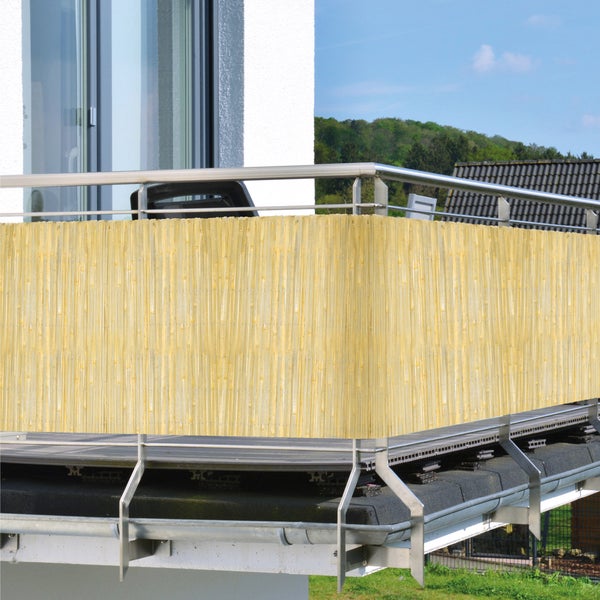 Balkon mit Sichtschutz aus Bambusrohr