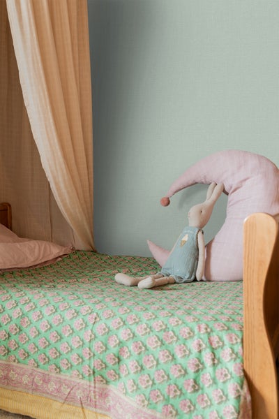 Kinderzimmer mit Bett, Baldachin, Zierkissen und Stofftier