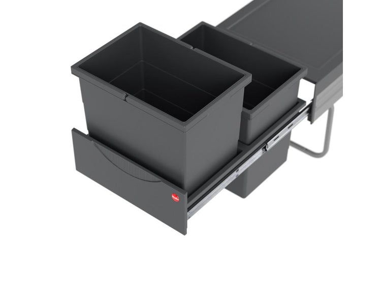 Graues Mülltrennsystem zum Ausziehen aus Kunststoff mit drei Behältern auf Metallschienen und Hailo Logo.