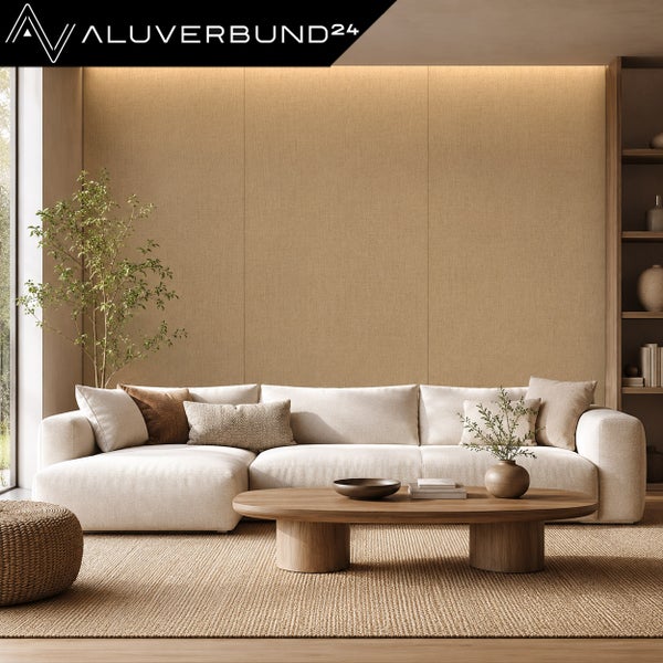 Wohnzimmer mit beigen Wandpaneelen, Sofa und Couchtisch in modernem Stil sowie dekorativem Pflanzenelement und Aluverbund24 Logo.