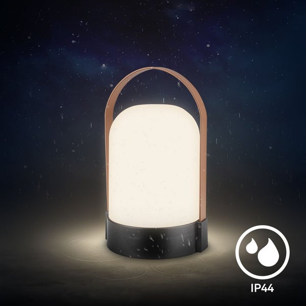 Tragbare LED-Außenleuchte mit warmweißem Licht, dunklem Sockel und braunem Tragebügel, spritzwassergeschützt nach Schutzart IP44.