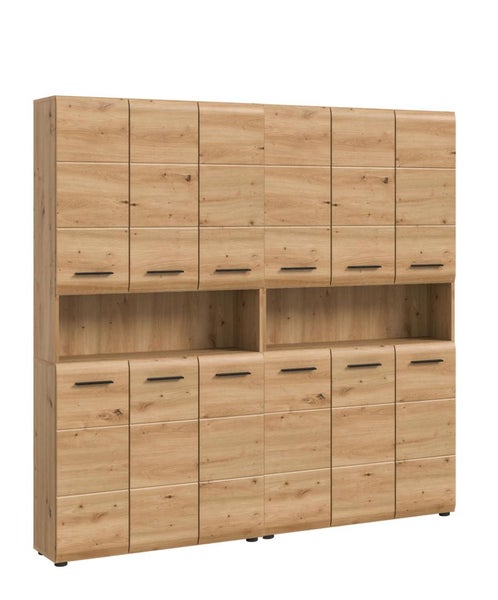 Großer Schrank in Eiche Dekor mit vielen Türen, schwarzen Griffen und zwei offenen Regalfächern in der Mitte.