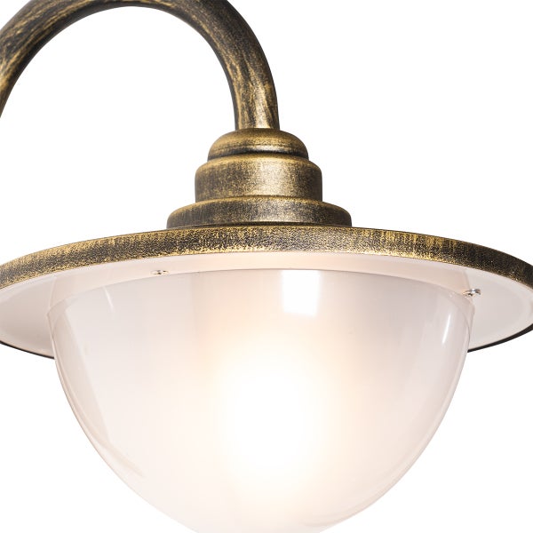 Außenwandleuchte im antiken Design mit goldfarbenem Metallgehäuse und weißer Glasabdeckung.