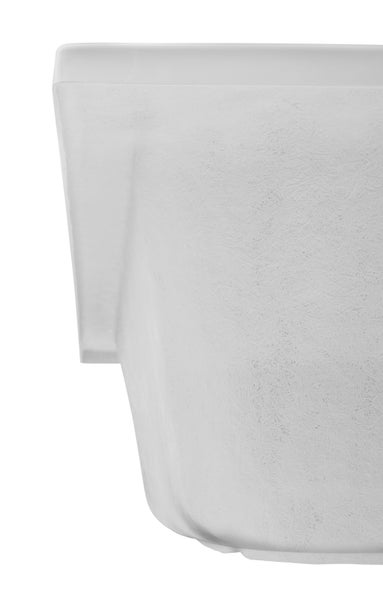 Detailansicht der Unterseite einer Badewanne aus verstärktem Kunststoff mit sichtbarer Faserstruktur.