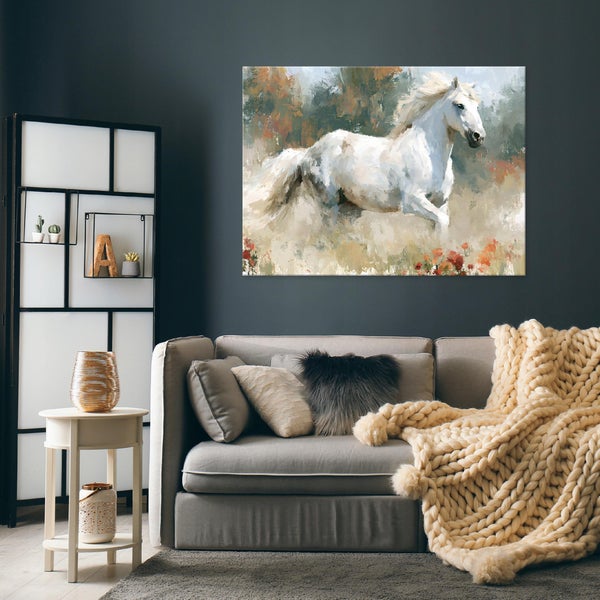 Wandbild mit galoppierendem Pferd im impressionistischen Stil über einem modernen Sofa mit grob gestrickter Decke in einem eleganten Wohnzimmer.