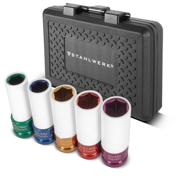 Stahlwerk Schlagschrauber-Steckschlüsselsatz 5-teilig mit weißen Schonhülsen in schwarzer Box mit Stahlwerk Logo. Größen 15 bis 22 Millimeter.