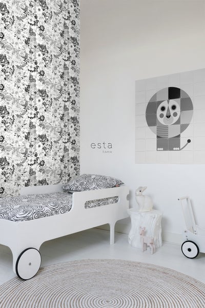 Kinderzimmer mit Bett, runder Teppich, Blumendesign Tapete und Wandbild