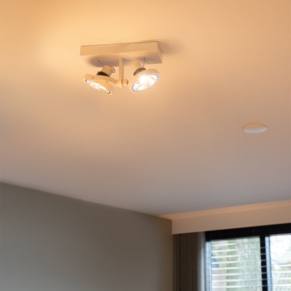 Deckenleuchte mit zwei Strahlern an der Zimmerdecke