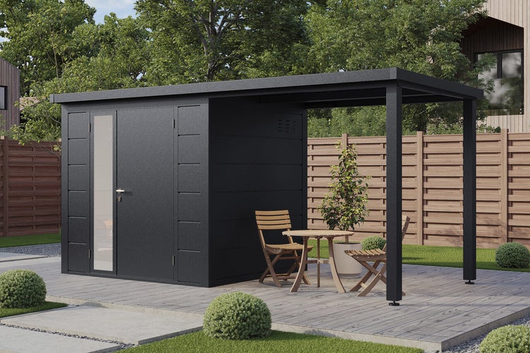 Modernes Gartenhaus mit integriertem Schleppdach und Schiebetür auf einer Holzterrasse im Garten.