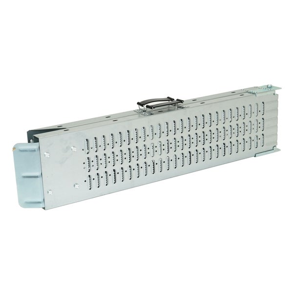 Zusammengeklappte Auffahrrampe aus Metall mit Tragegriff und gelochter, rutschhemmender Oberfläche.