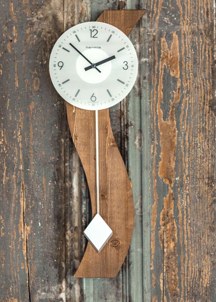 Dekorative silberfarbene Vase mit gerillter Textur