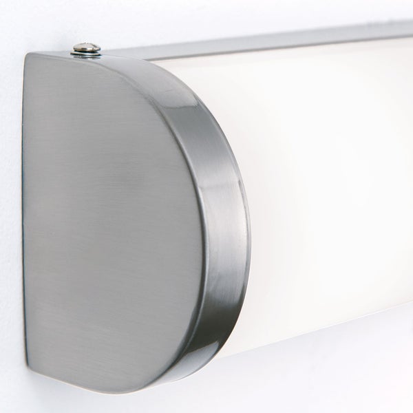 Wandleuchte aus Metall mit satiniertem Leuchtenschirm für eine gleichmäßige Lichtverteilung