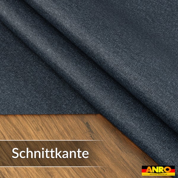 Strukturierter Stoff mit Schnittkante auf einer Holzoberfläche. ANRO Logo.