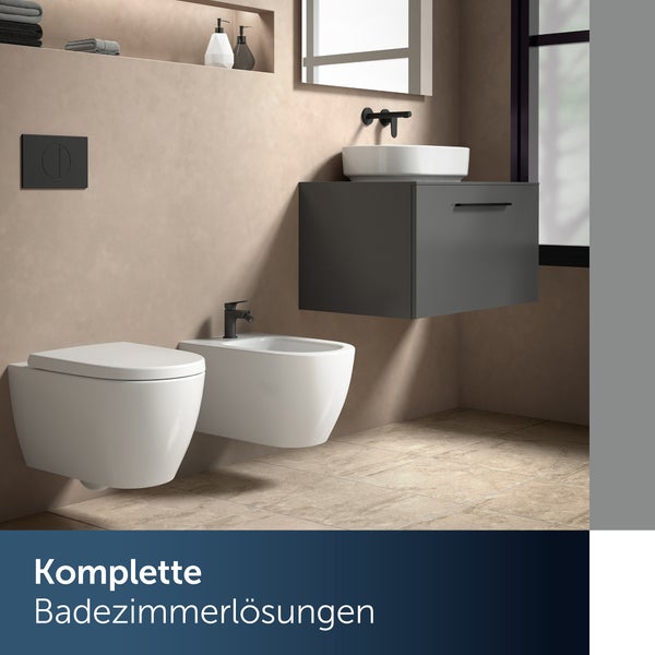 Modernes Badezimmer mit wandhängendem WC, Bidet und Waschtisch