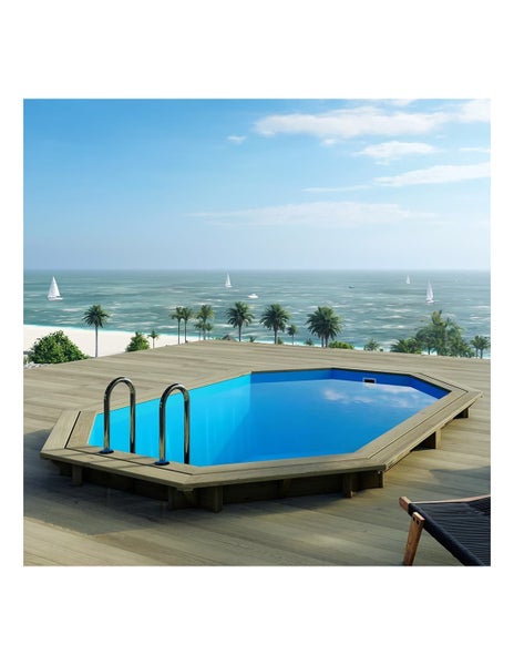 Schwimmbecken mit Holzdeck und Leiter im Außenbereich mit Meerblick