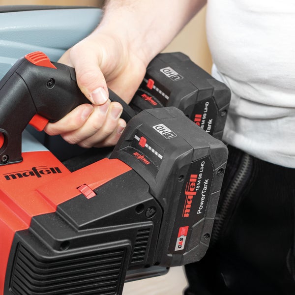 Hand hält eine Mafell Akku-Handkreissäge mit zwei 18 Volt PowerTank Akkus und Cordless Alliance System Logo