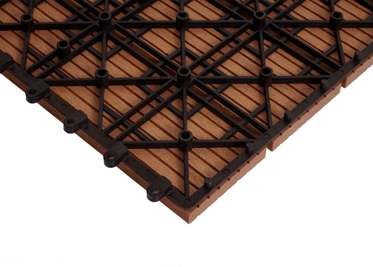 Unterseite einer Terrassenfliese mit Kunststoffgitter und Klicksystem zur einfachen Verbindung von Bodenplatten.