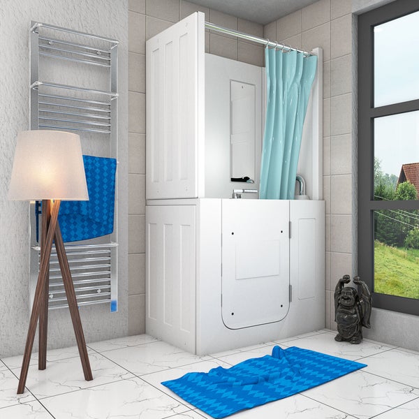 Modernes helles Badezimmer mit weißer begehbarer Badewanne mit Duschvorhang, Handtuchheizkörper aus Chrom, Holz-Stehlampe und blauer Badematte.
