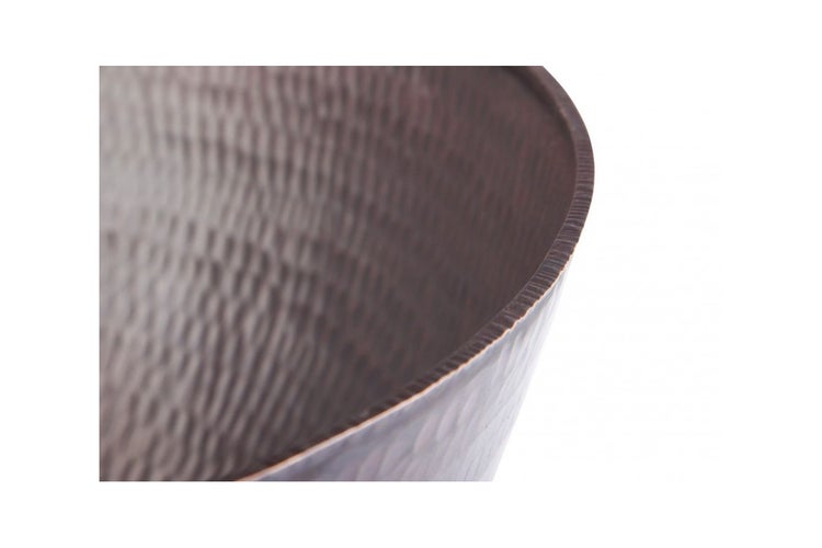 Nahaufnahme einer gehämmerten Metallschale